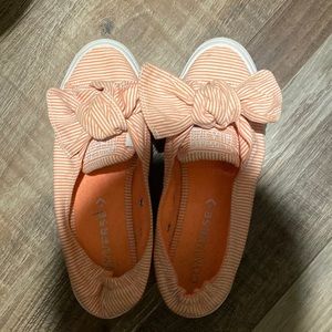 Women’s Converse salmon striped slip ons 6.5